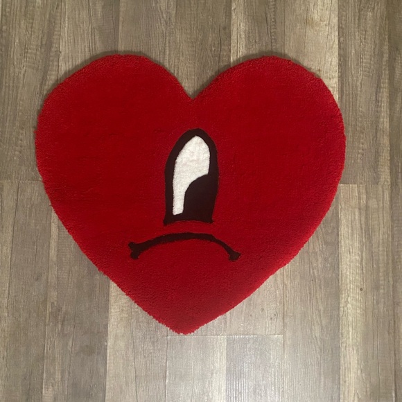 Bad bunny heart tufted rug 20x20 - Picture 1 of 3